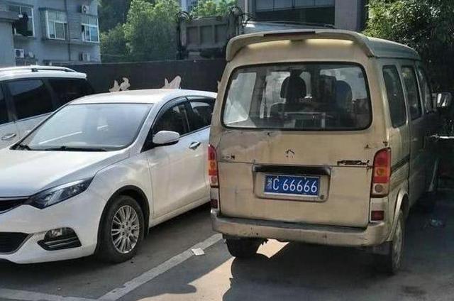 温州最传奇车牌:85万买下,先挂3万面包再挂宾利,车主是同一人