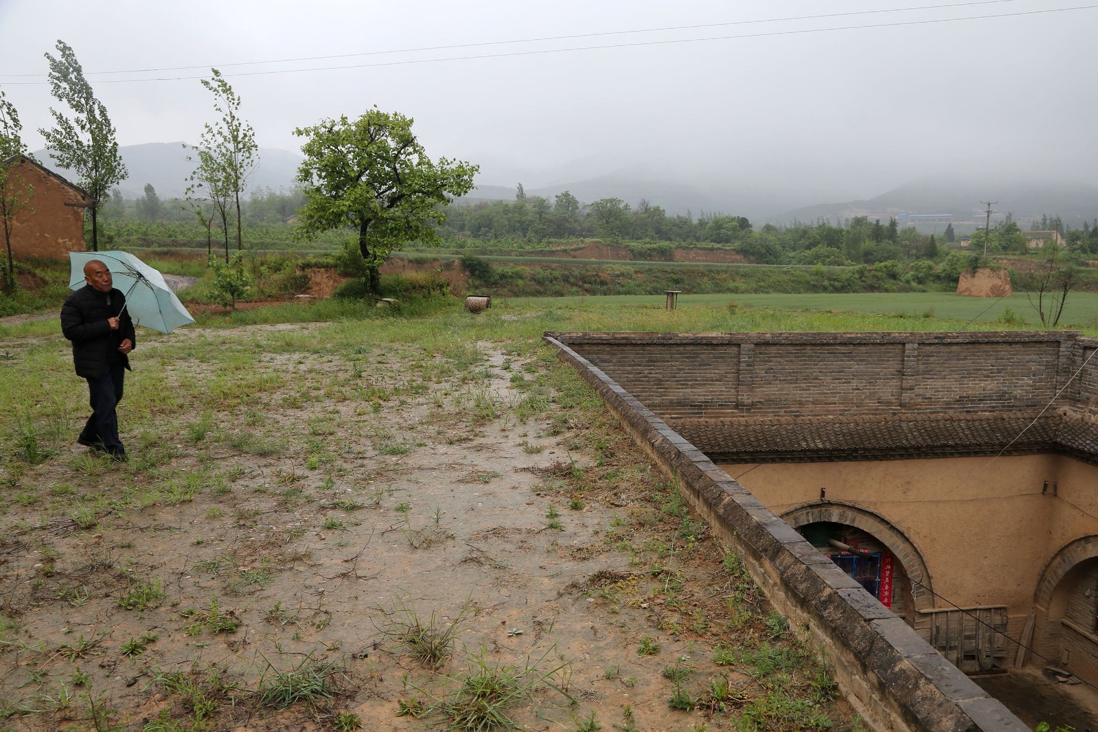 冒大雨实拍特色民居地坑院,76岁老人带你看下大雨如何排水