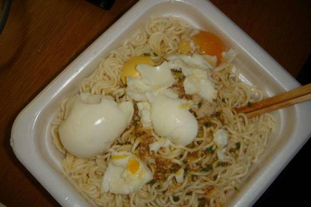 00后想出来的泡面新吃法,难吃卖相又差,却成了网红款迅速火起来