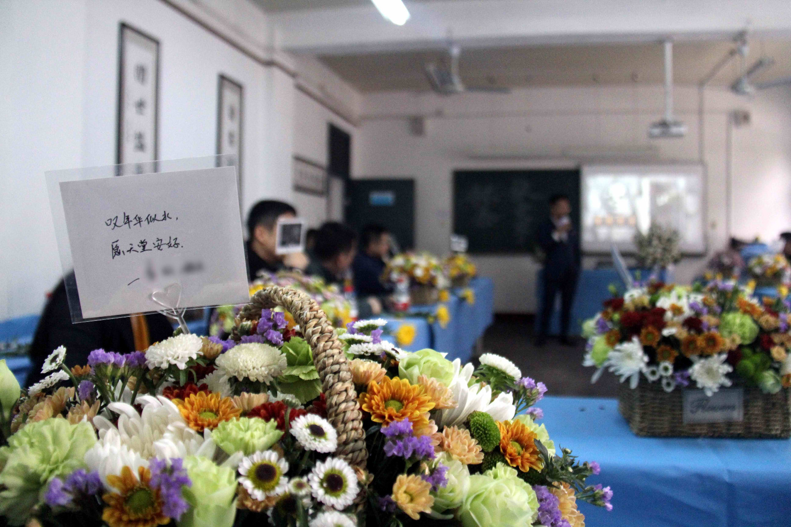 这个清明节里,分别30年的同学们再次重聚,为他办一场追思会|同学|追思会|清明节_新浪新闻