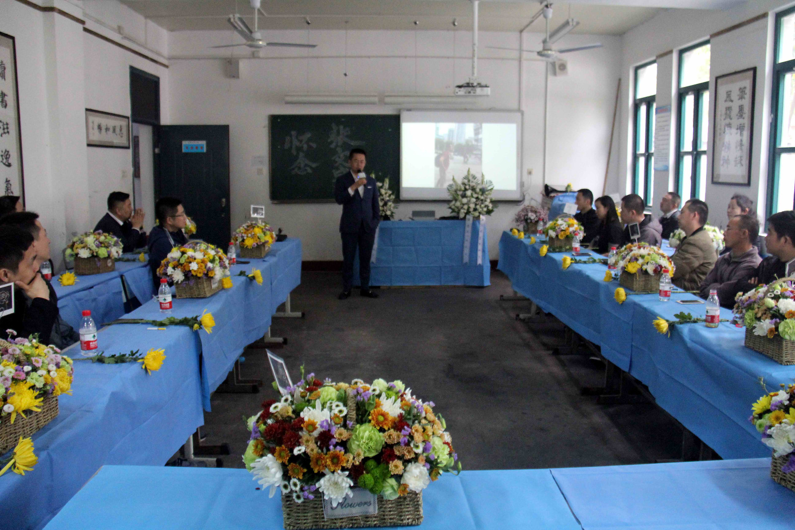 这个清明节里,分别30年的同学们再次重聚,为他办一场追思会|同学|追思会|清明节_新浪新闻