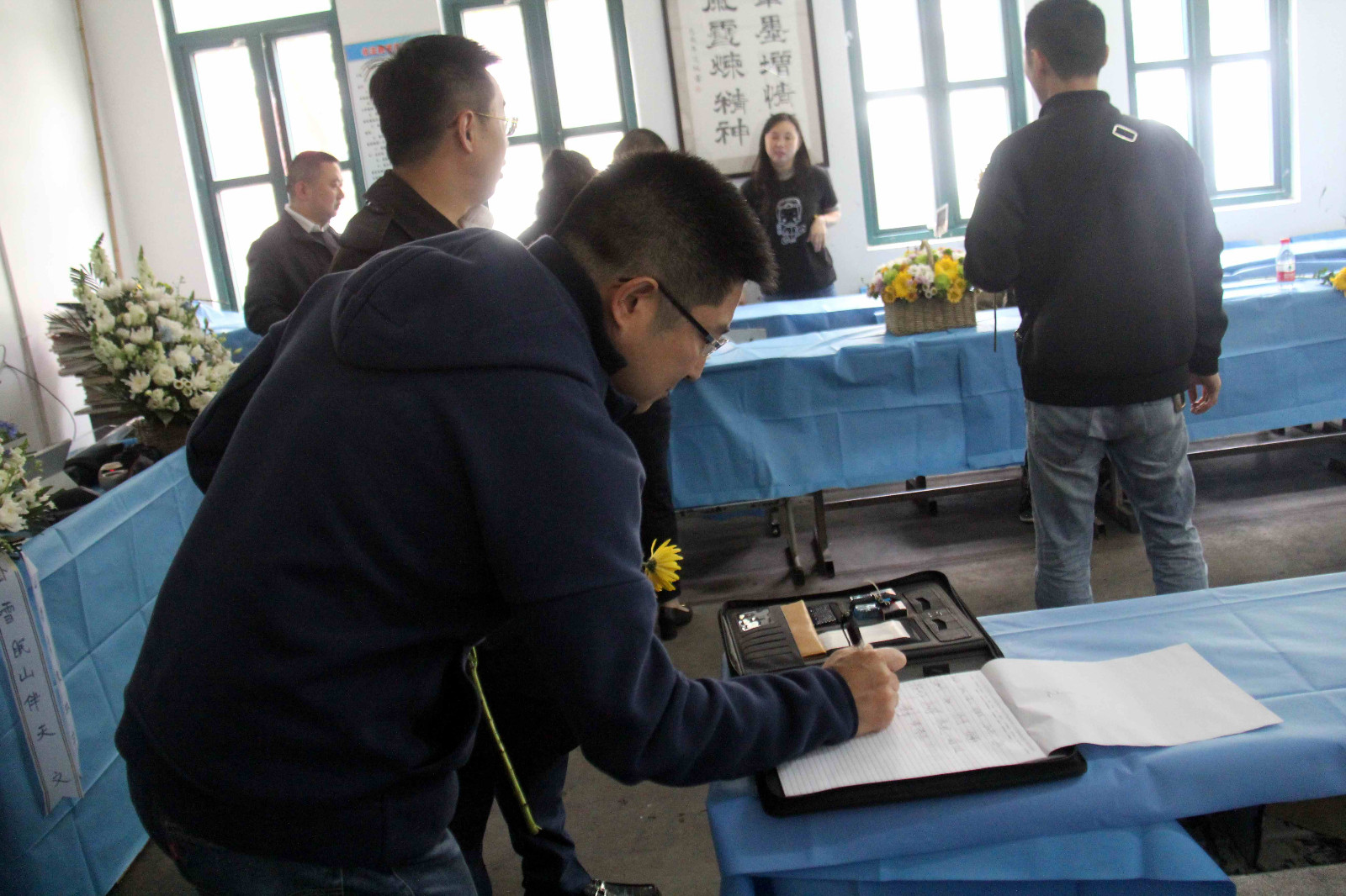 这个清明节里,分别30年的同学们再次重聚,为他办一场追思会|同学|追思会|清明节_新浪新闻