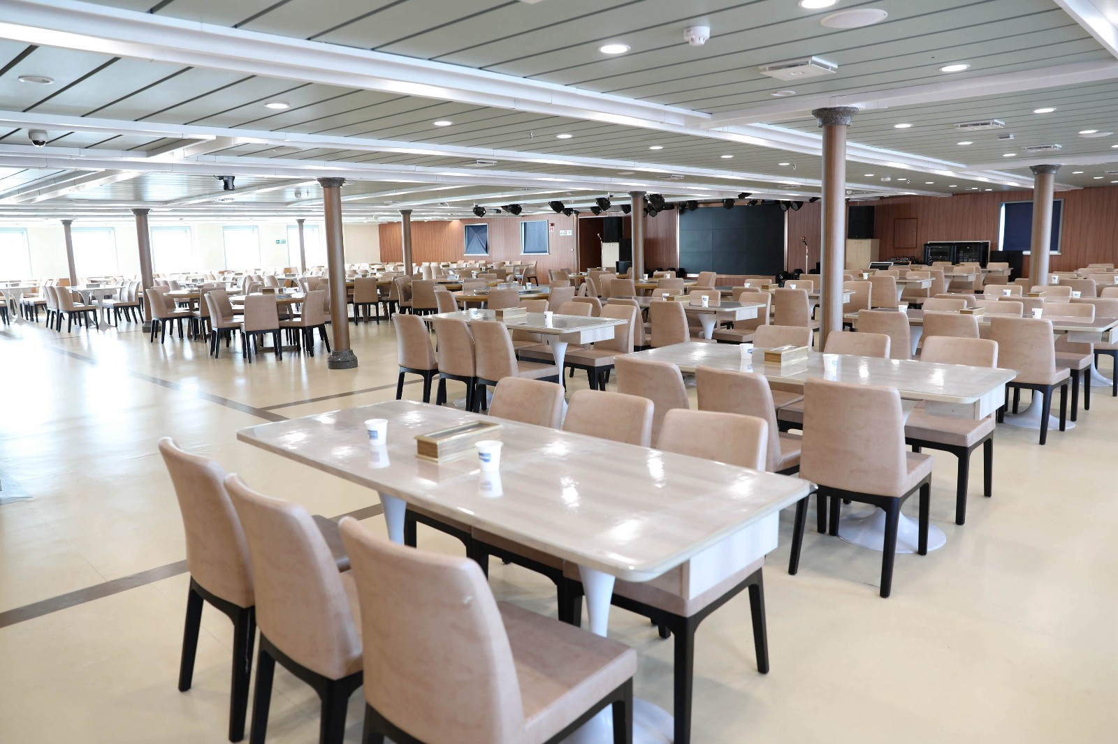 国际先进水平的大型豪华客滚轮"新石岛明珠"号首航韩国群山仪式举行