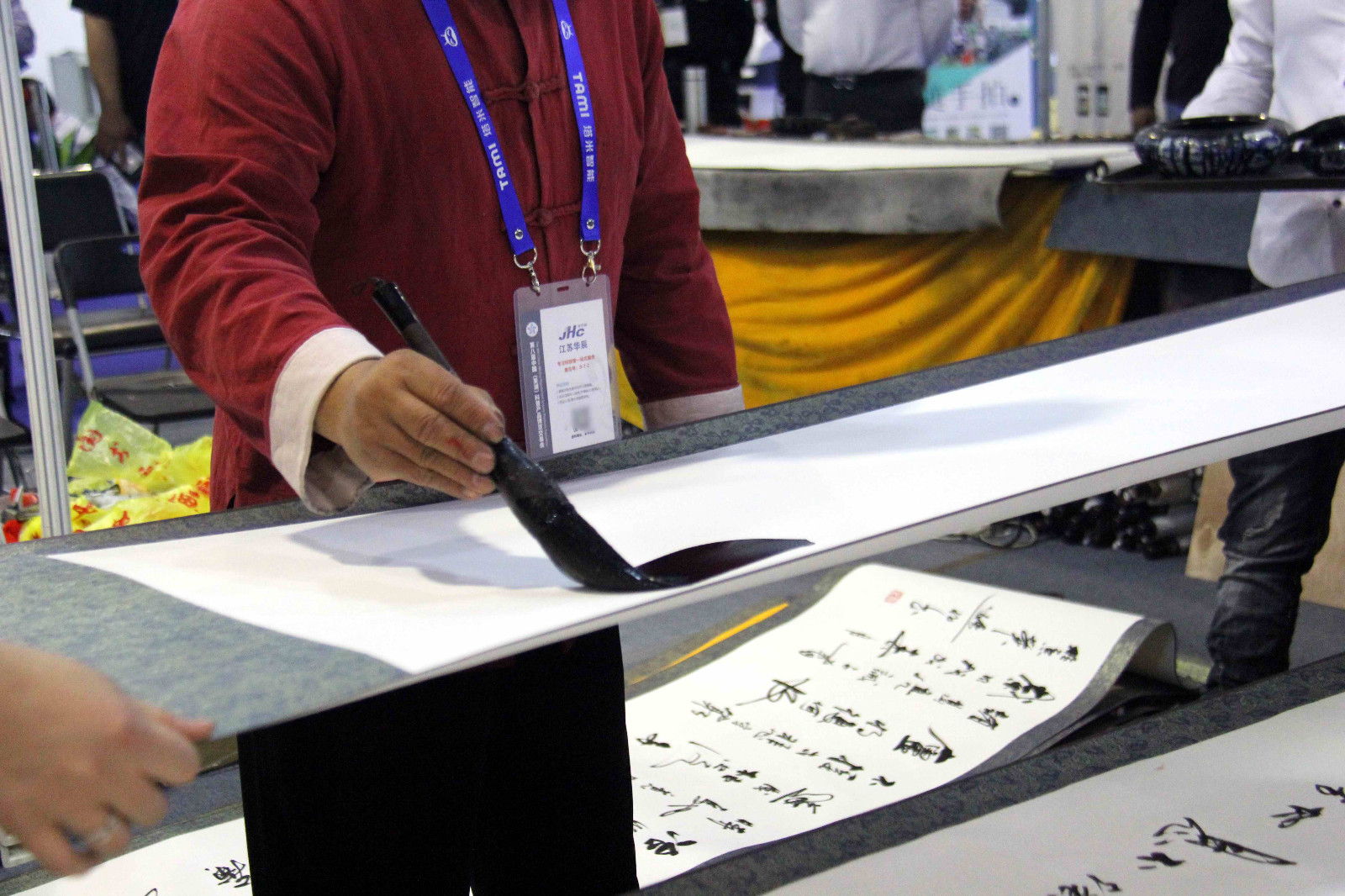 这位书法家正在挥毫泼墨,表演悬空写书法.