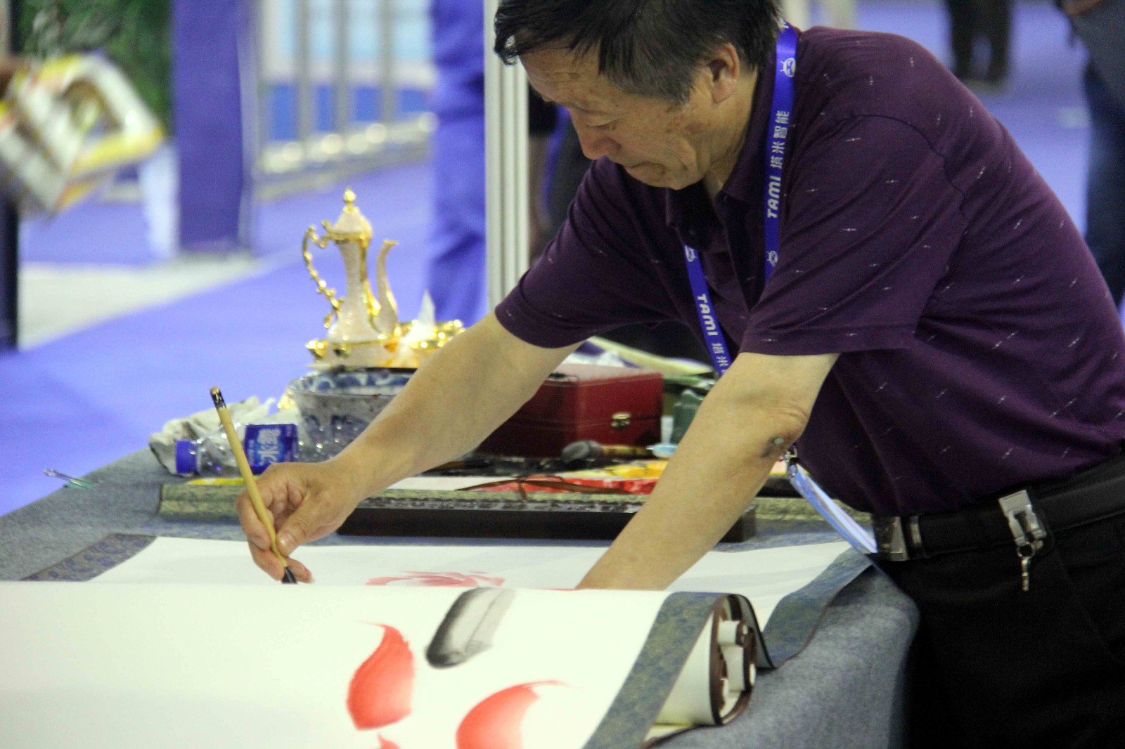 这展会上来了几位书画家,他们现场写字画画,作品一幅200元