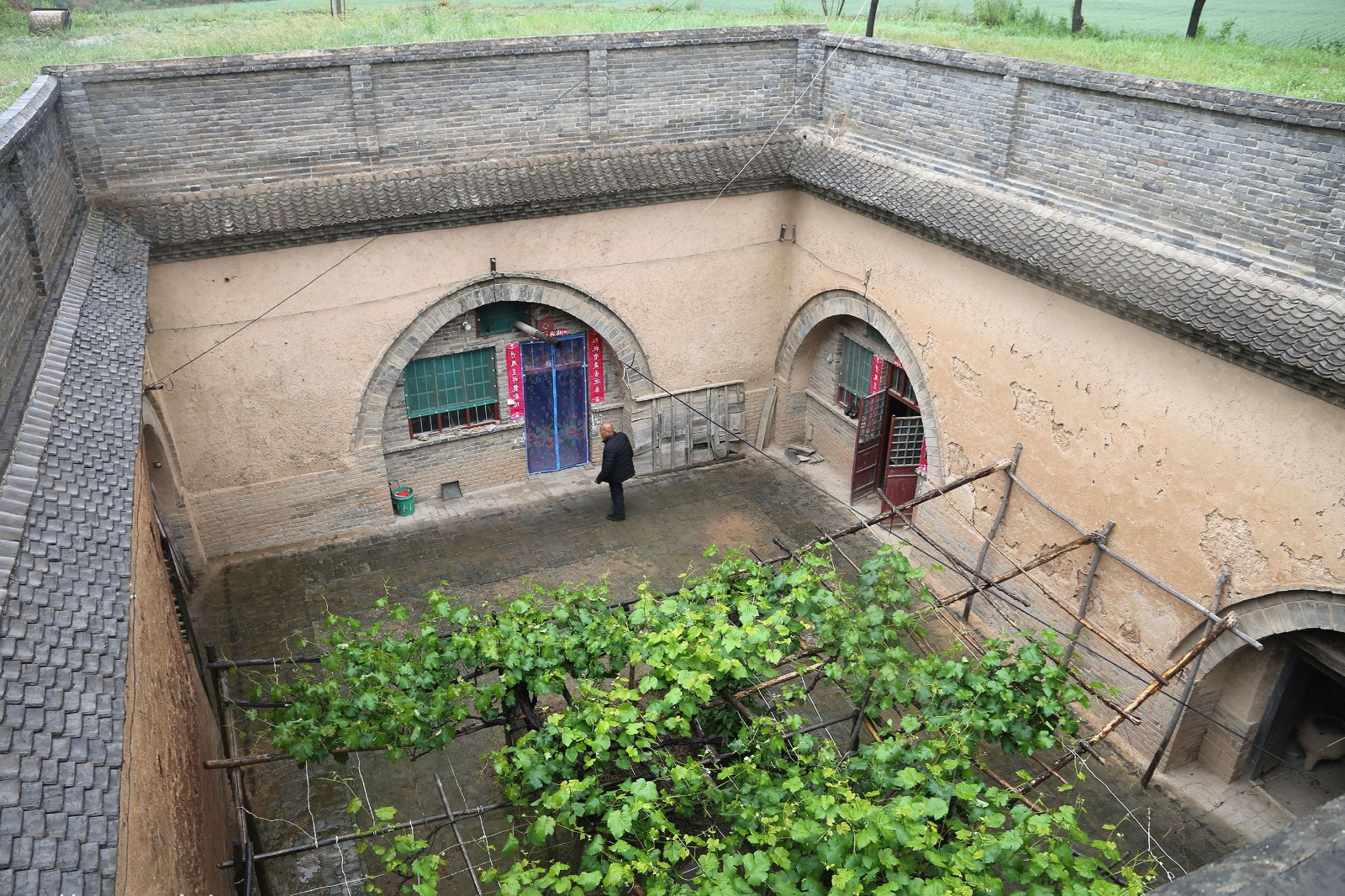 冒大雨实拍特色民居地坑院,76岁老人带你看下大雨如