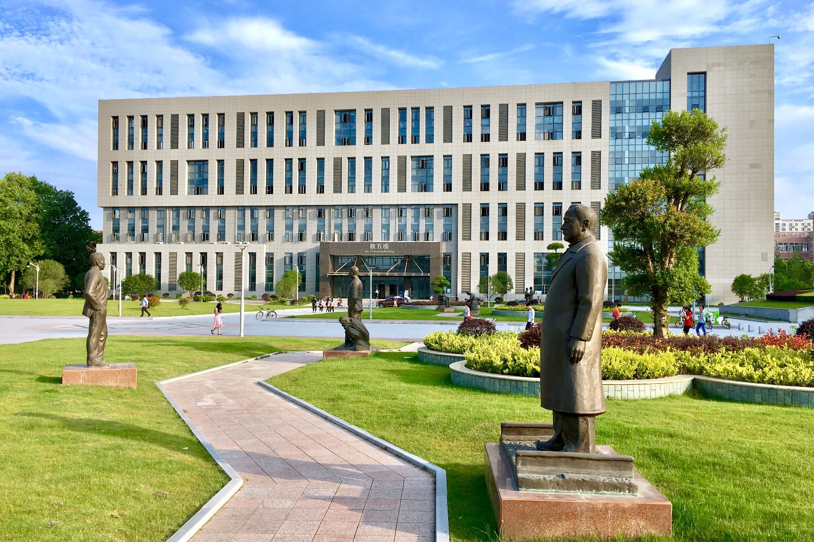 蓝天 白云 湖北工业大学 校园建筑|湖北工业大学|长廊|校园|中区广场|工业_新浪新闻