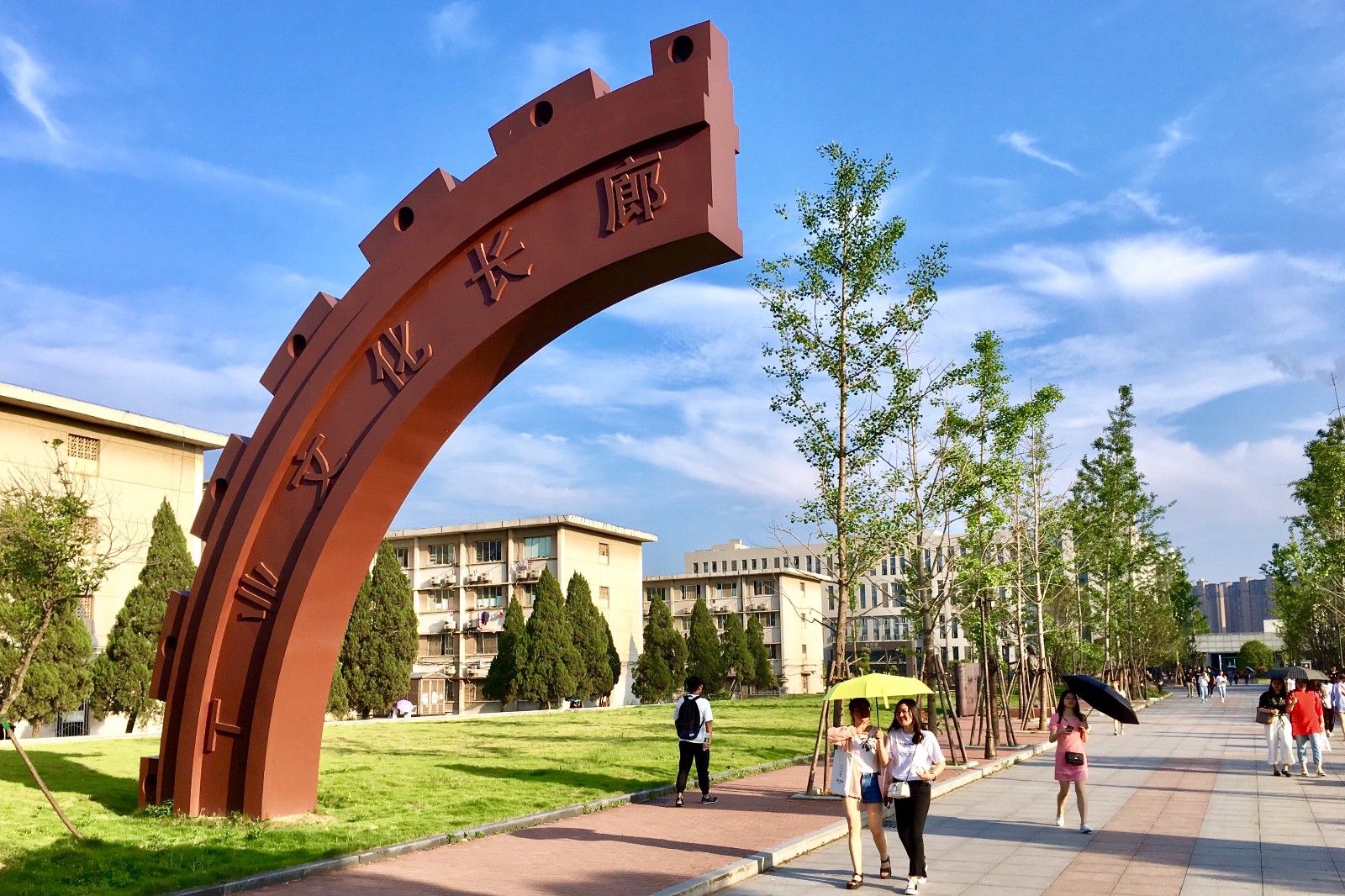蓝天白云湖北工业大学校园建筑