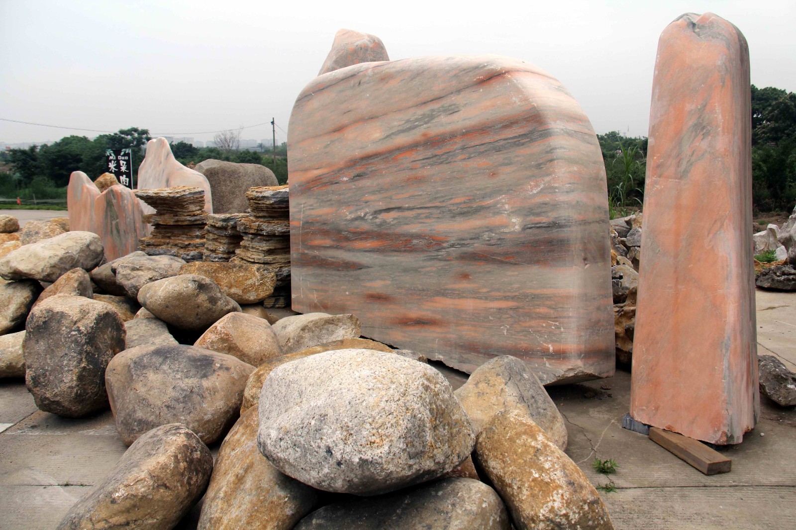 路边一堆石头成了小哥创业赚钱的宝贝