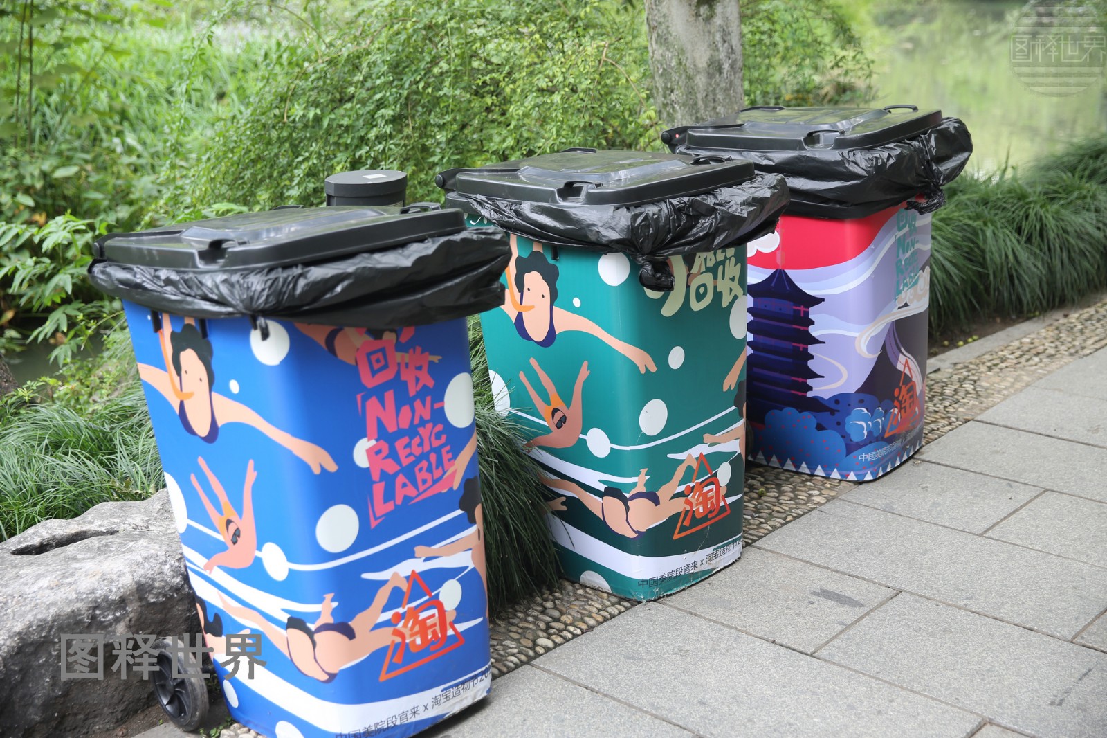 美院大学生脑洞大开有创意把西湖边垃圾桶72变装扮成艺术品