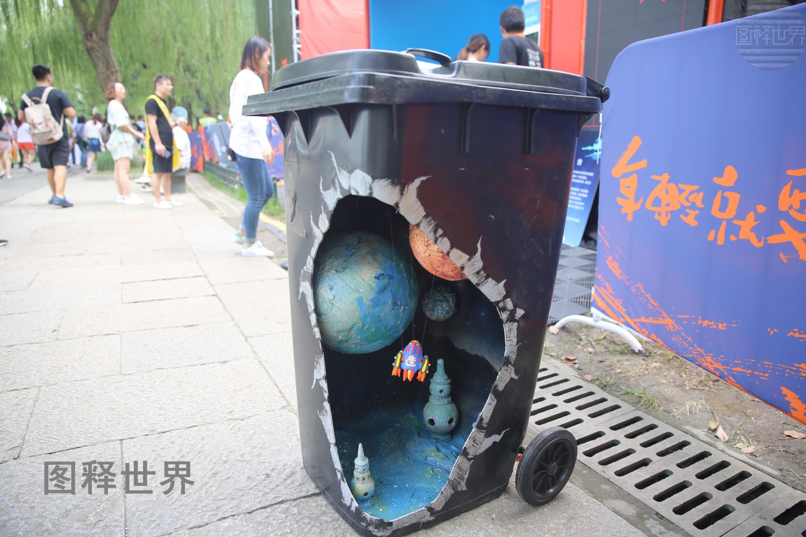 美院大学生脑洞大开有创意把西湖边垃圾桶72变装扮成艺术品