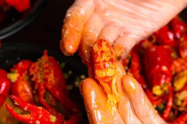 剥小龙虾壳的时候,明明手套没破,却还是满手油,为什么?