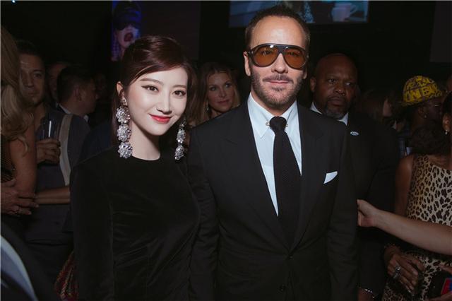 孟美岐首次纽约时装周豹纹性感体验被人尬惨,