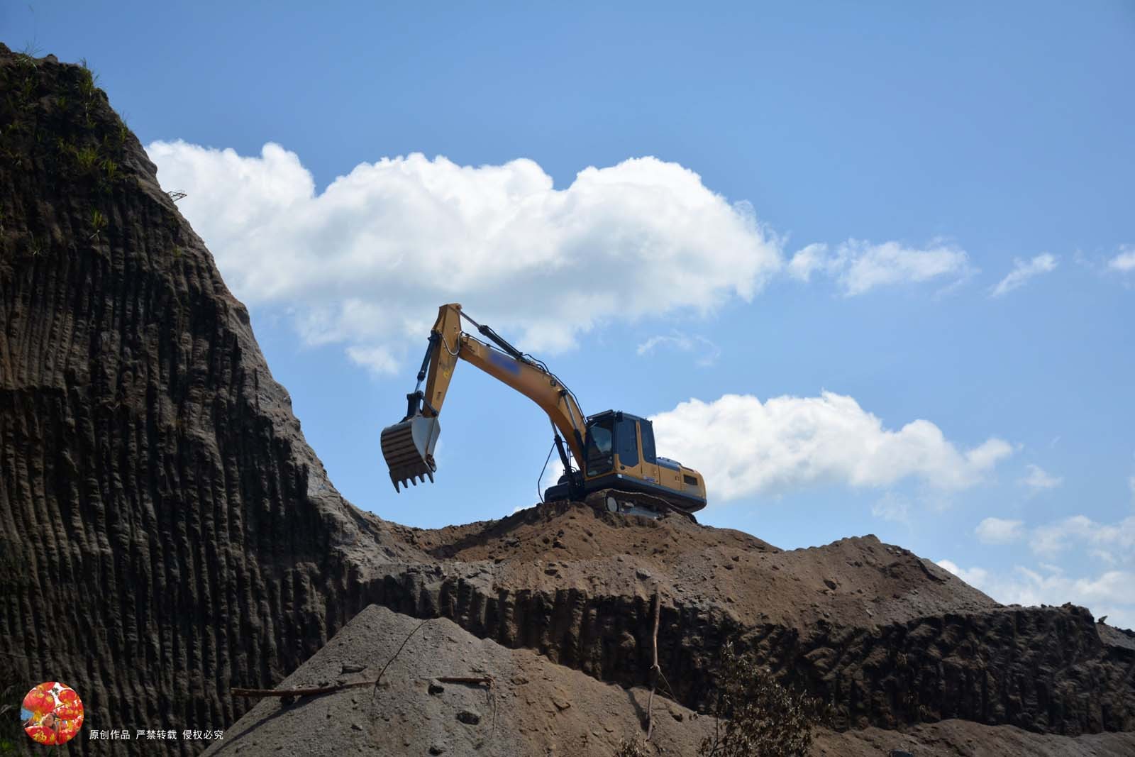 现实版"移山"场面壮观 一座山几天被"啃光"