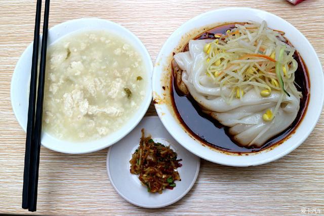 网友实拍馋死个人的城固热面皮做法,软糯香辣,香掉舌头