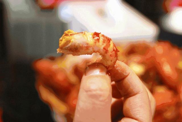 剥小龙虾壳的时候,明明手套没破,却还是满手油,为什么?