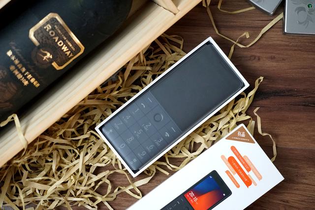 小米现售价百元电话网友年轻人的第一款老年机