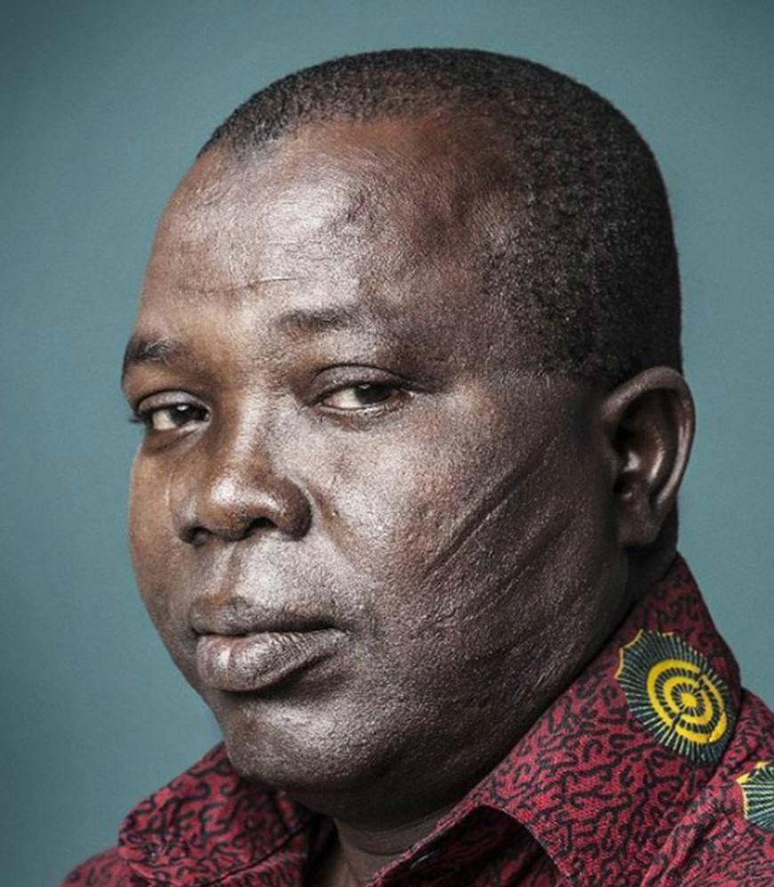 的象征,如今这种习俗已经逐渐消失了,现在只有在老一辈的脸上还能看到