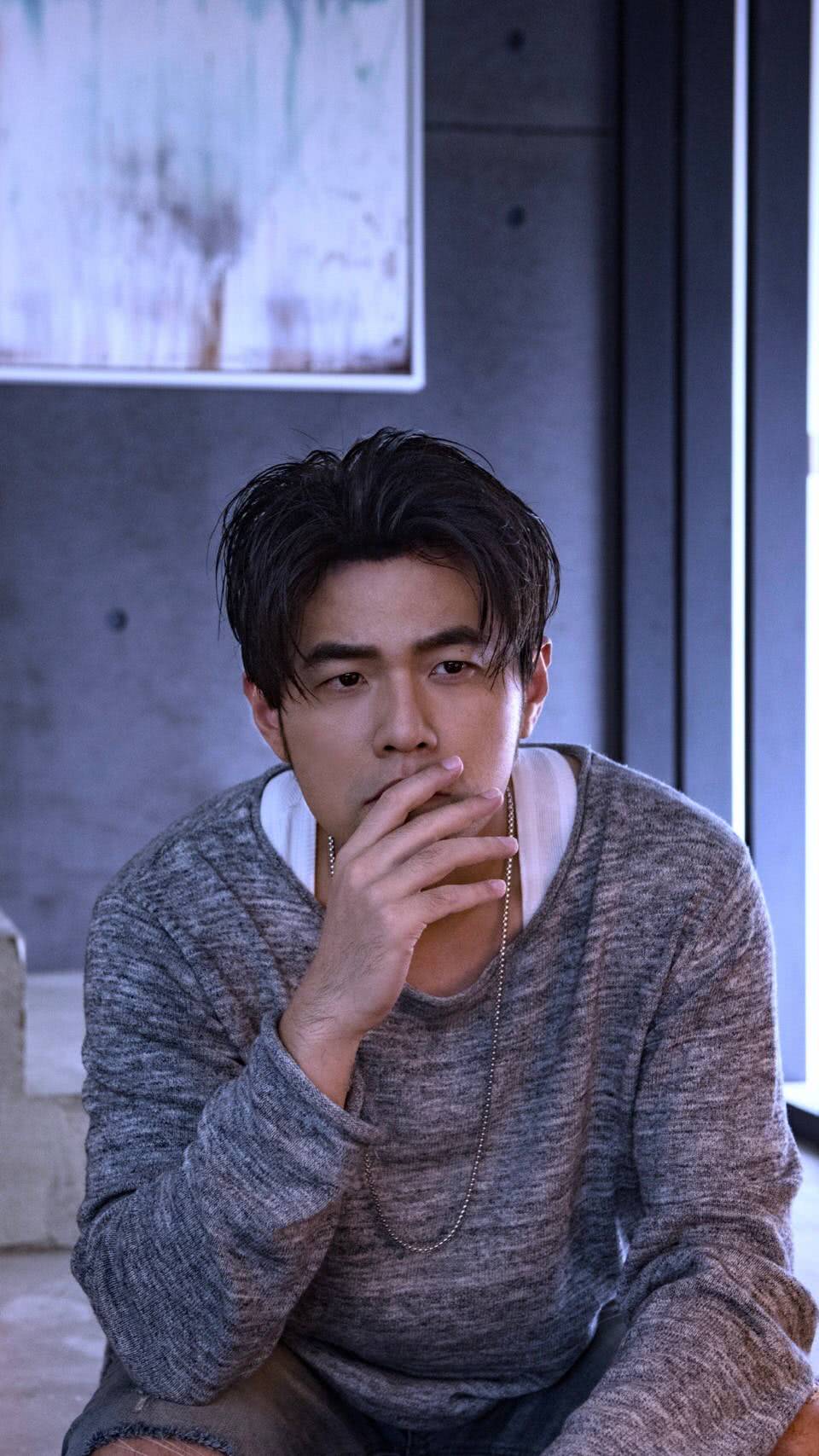 周杰伦新曲今日上线 mv造型复制学生时代中分头