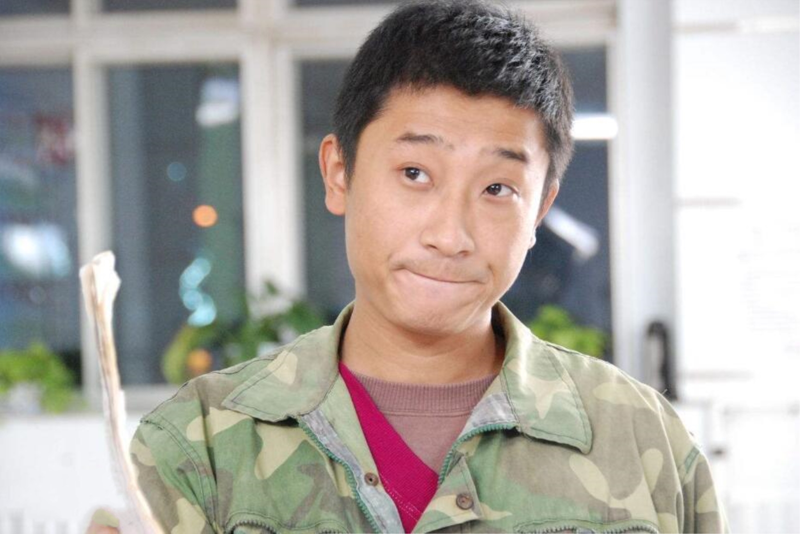 大多数都是饰演了一些配角,而且除了在《士兵突击》里面的白铁军以外