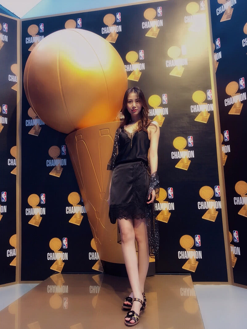 靓丽,孙悦妻子陈露晒与湖人队标合影照,网友:真的很美