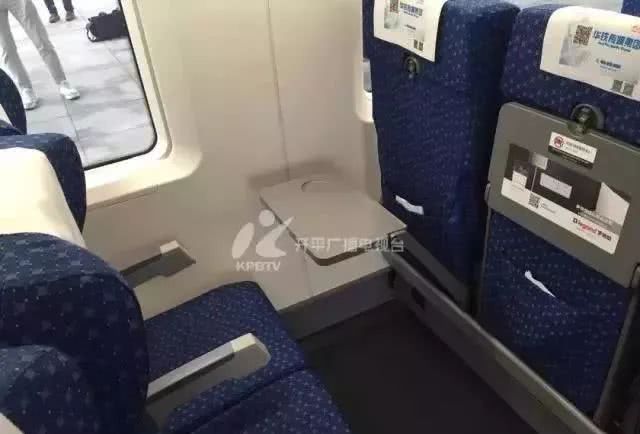 其中,一号,八号车厢是一等座   其余是二等座和餐车