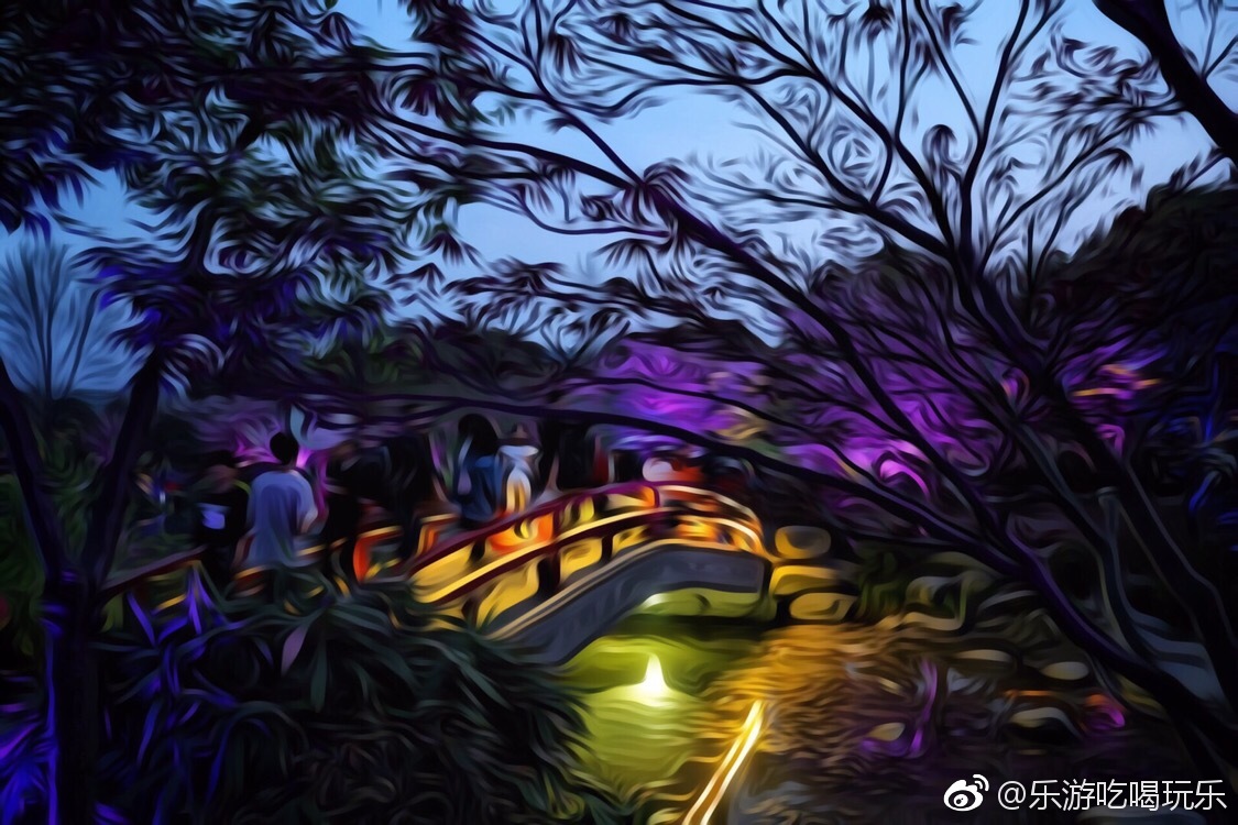 夜赏樱花是国内首创明月初升无边樱花海刹那亮起璀璨彩灯
