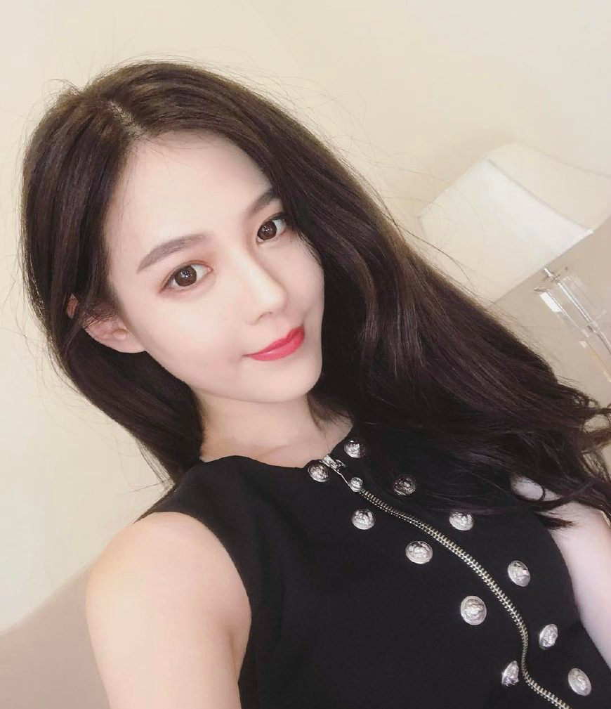 自拍美女身材苗条长腿逆天,面容娇嫩美艳比花美