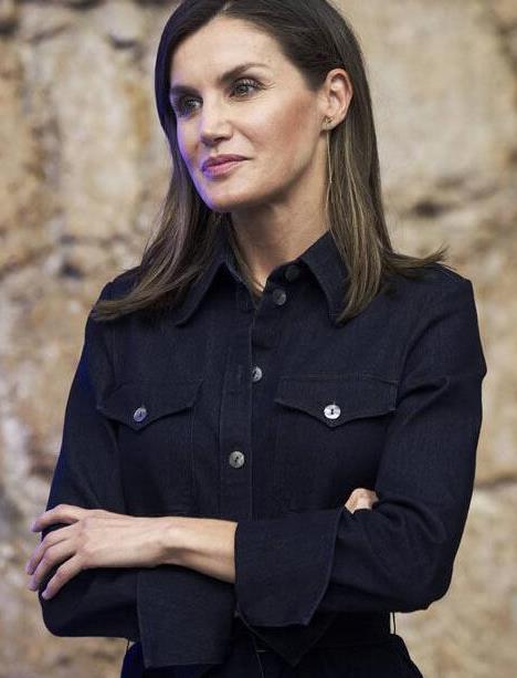 西班牙王后厉害了! "黑色"造型真洋气, 牛仔裙穿的非常显气质!