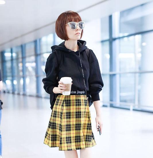 陈鲁豫现身机场,高腰卫衣搭配格子裙,快50岁还是少女样儿?