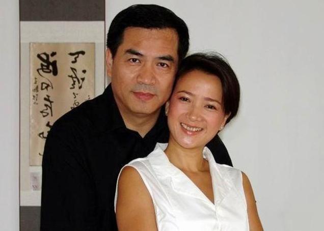 前妻54岁仍很美,娶的现任比他小12岁,如今大儿子和继母关系