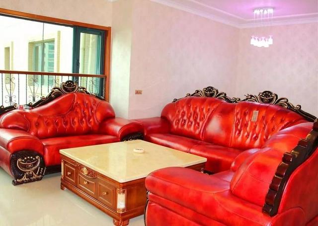 婆婆装修的新房,老土的沙发花了好几万,背景墙让你想哭!