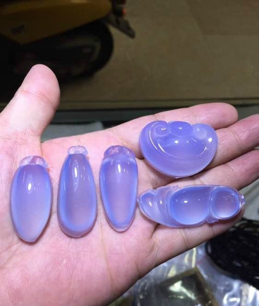 农村小伙山上捡回一堆蓝色石头,切开后太喜,直呼,要发财__财经头条