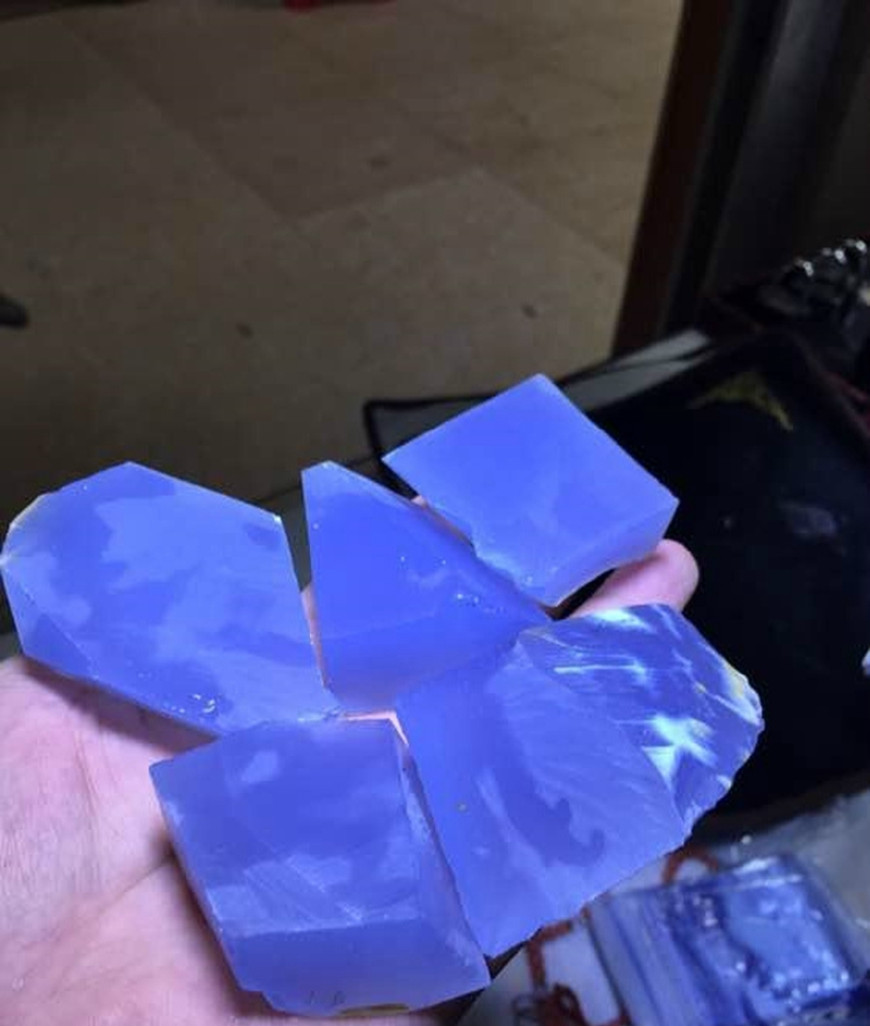 农村小伙山上捡回一堆蓝色石头,切开后太喜,直呼,要发财__财经头条