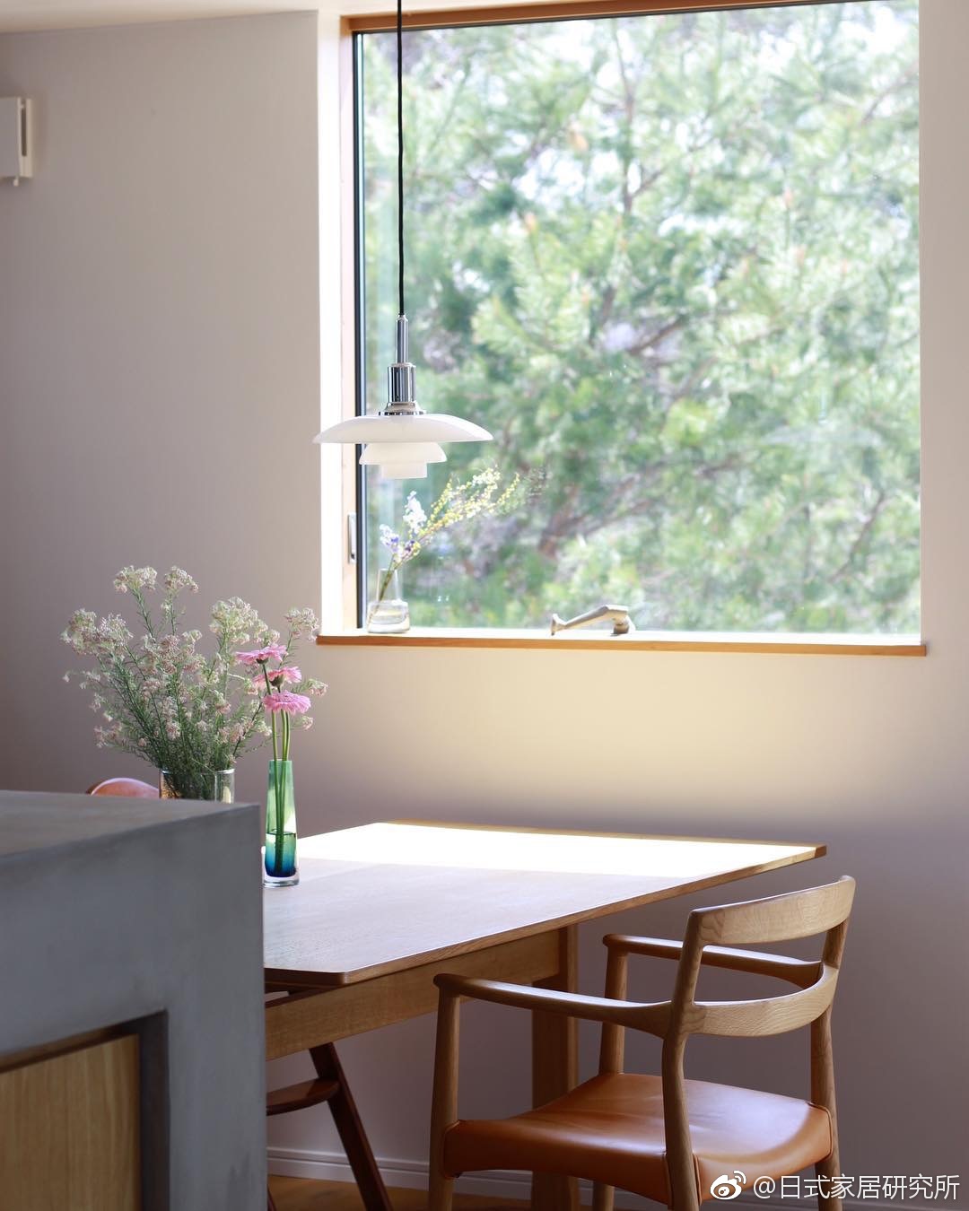 大面积的运用玻璃窗的设计,不仅让阳光可以充分照射进屋内