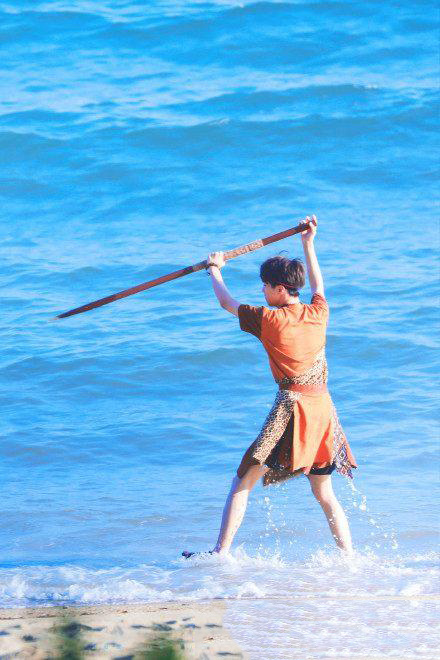 王俊凯穿豹纹裙变身小野猫叉鱼,秀白嫩大长腿!网友:腿毛好性感