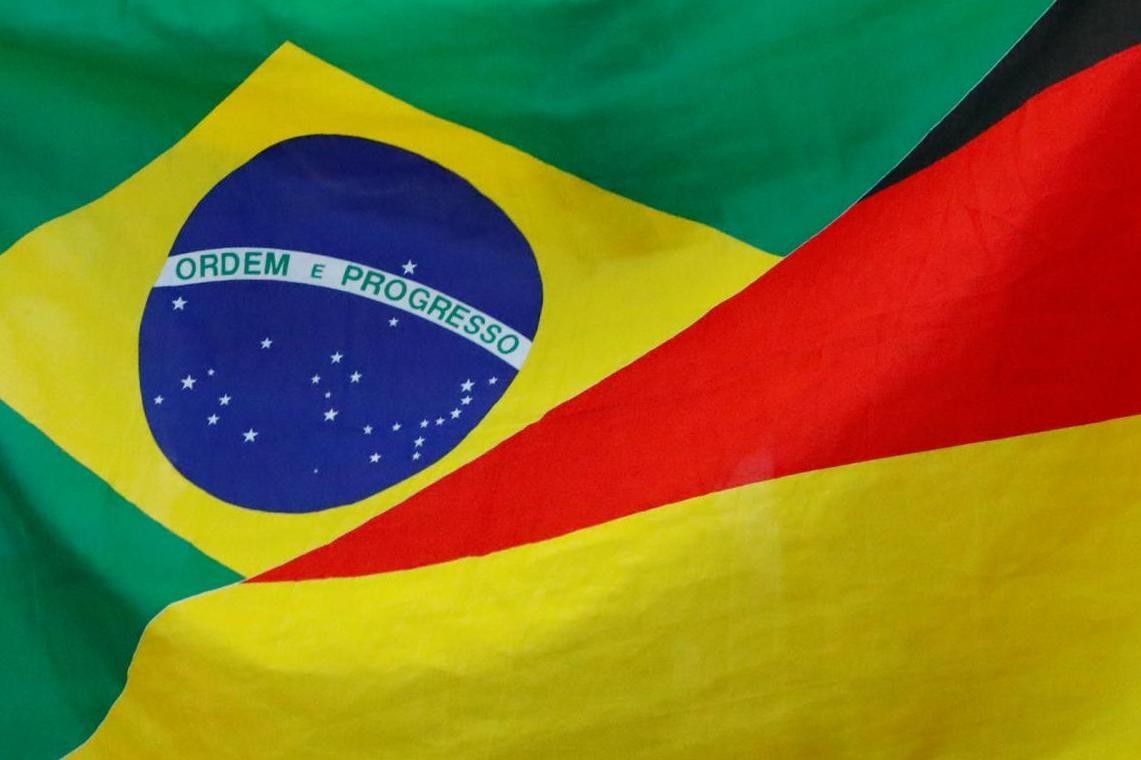 两队国旗风中飘扬.