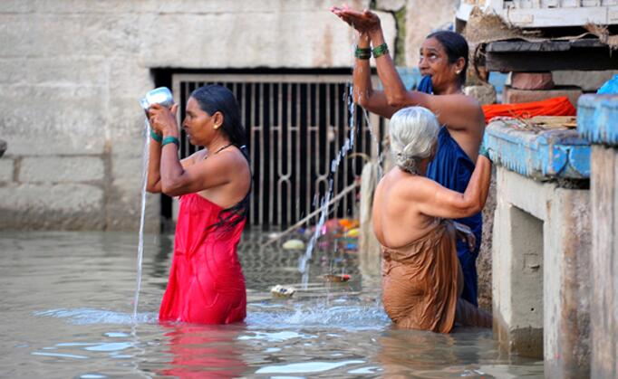 奇葩风俗:恒河沐浴,女人全得在河里洗澡