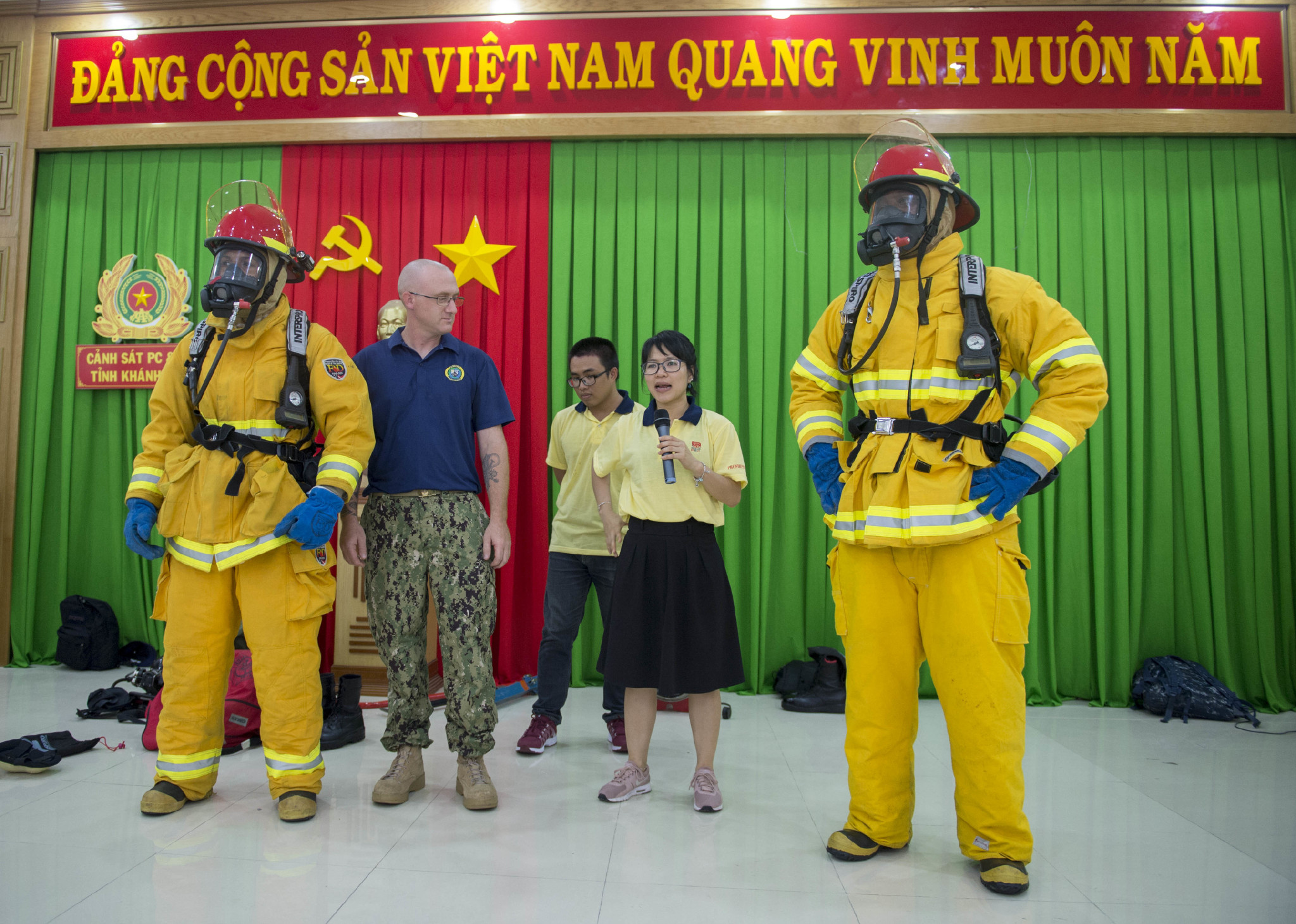 美国海军培训越南当地的消防队还在儿童节当天举办了一场音乐会 67