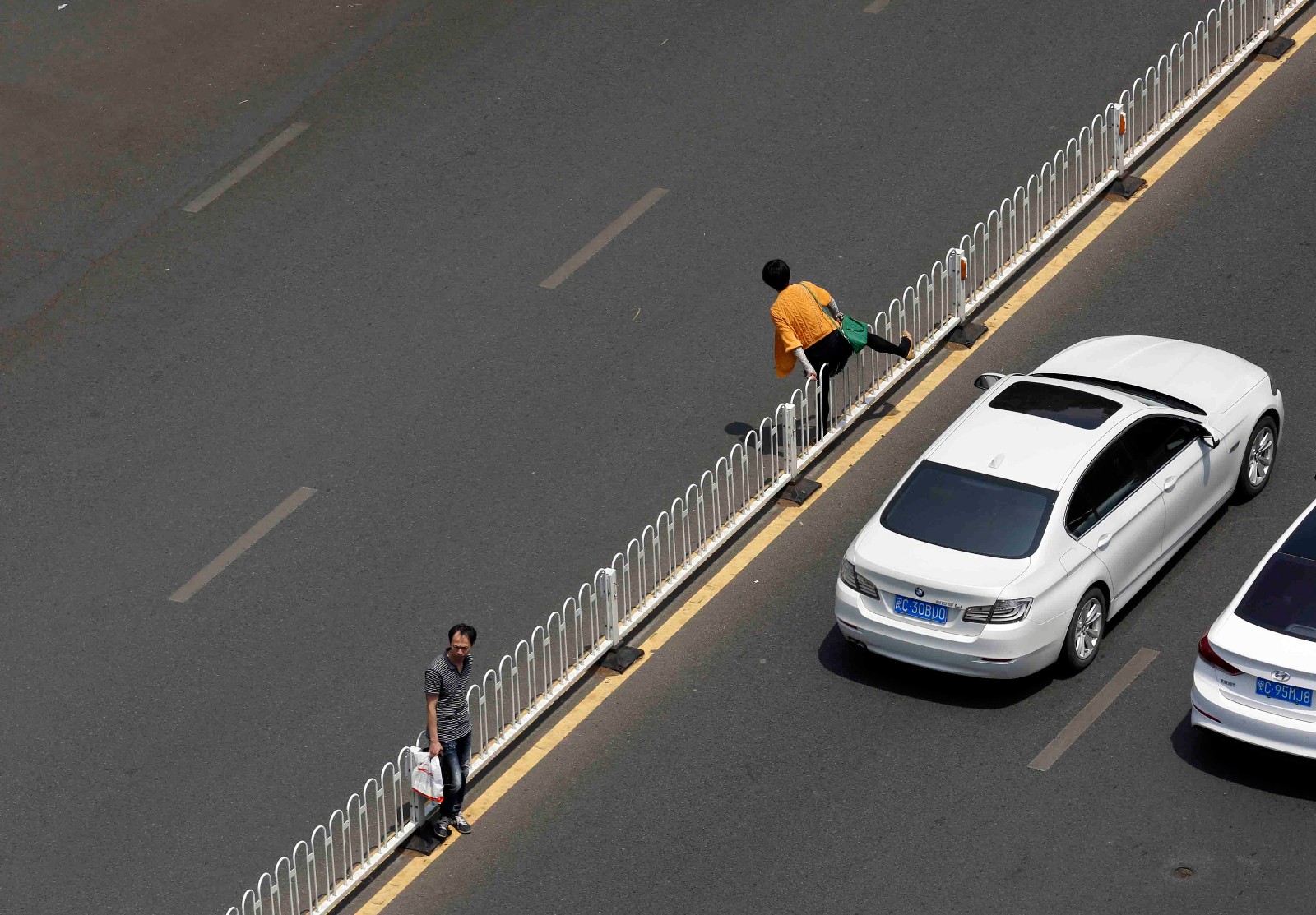 4月17日,福建省泉州市温陵路(温陵医院附近的十字路口)一些市民为了
