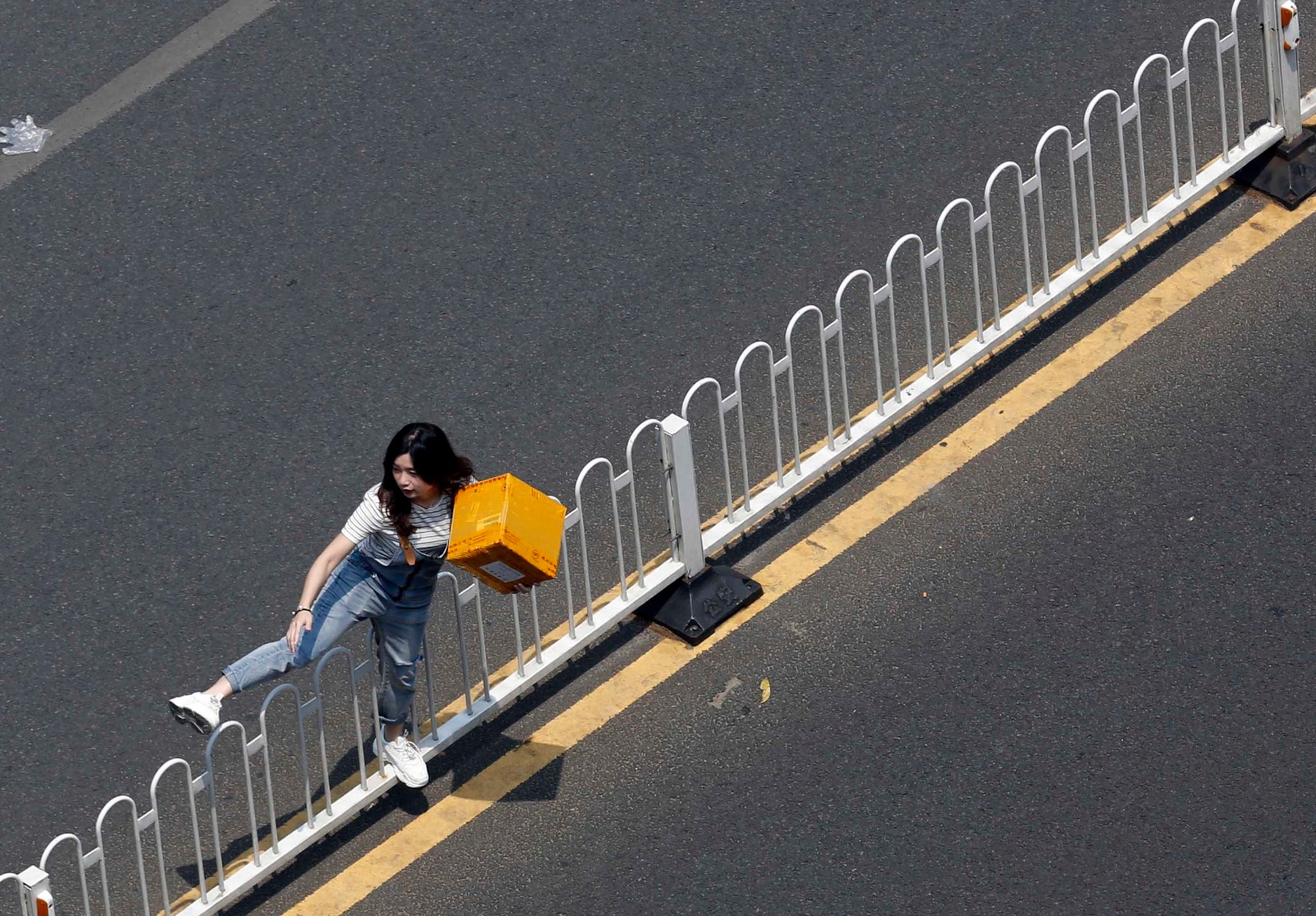 路(温陵医院附近的十字路口)一些市民为了贪图方便,冒着危险跨越护栏
