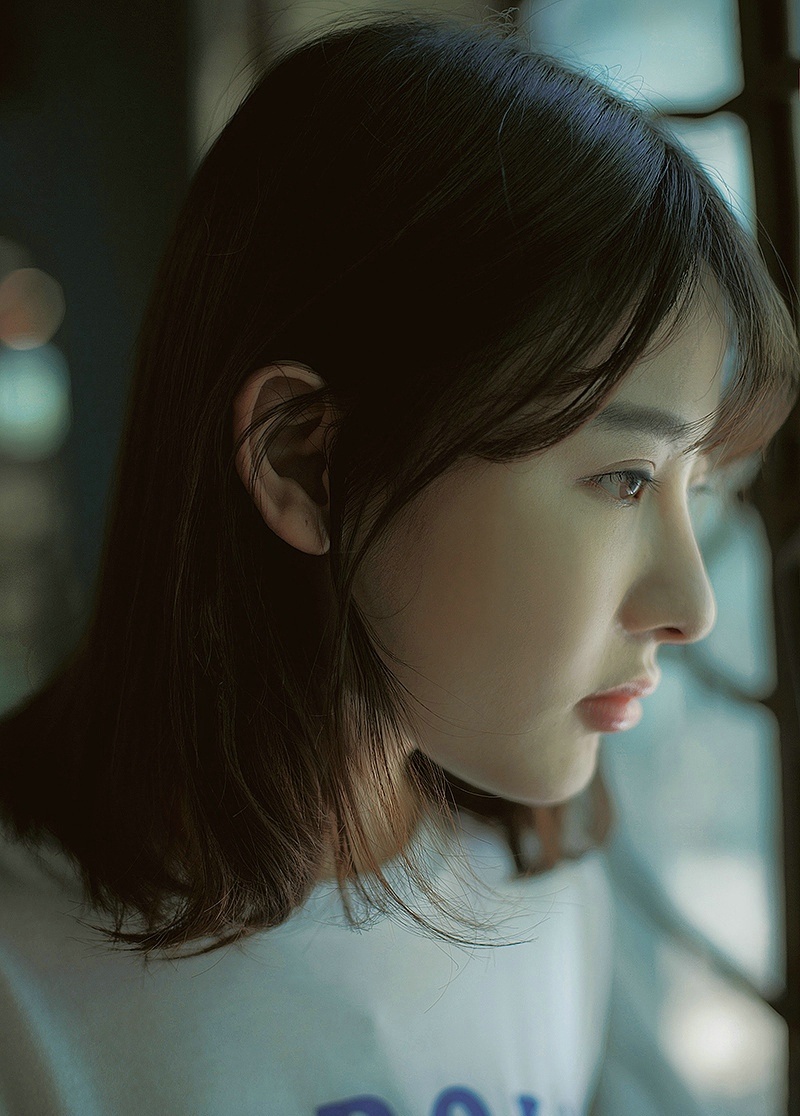 老旧房屋内的短发美女寂静侧颜迷人写真集 @微相册 @微博摄