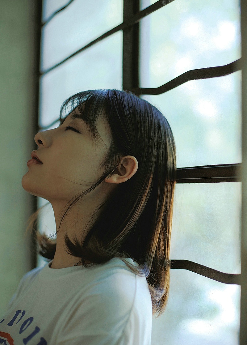 老旧房屋内的短发美女寂静侧颜迷人写真集 @微相册 @微博摄