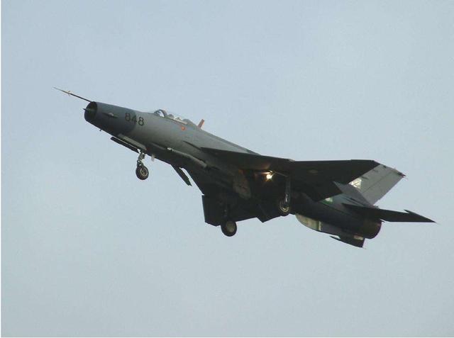 解放军空军退役的歼7战斗机都会去哪里呢?