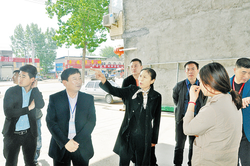 副县级干部,区环境攻坚办主任常东华督查大气污染治理情况.