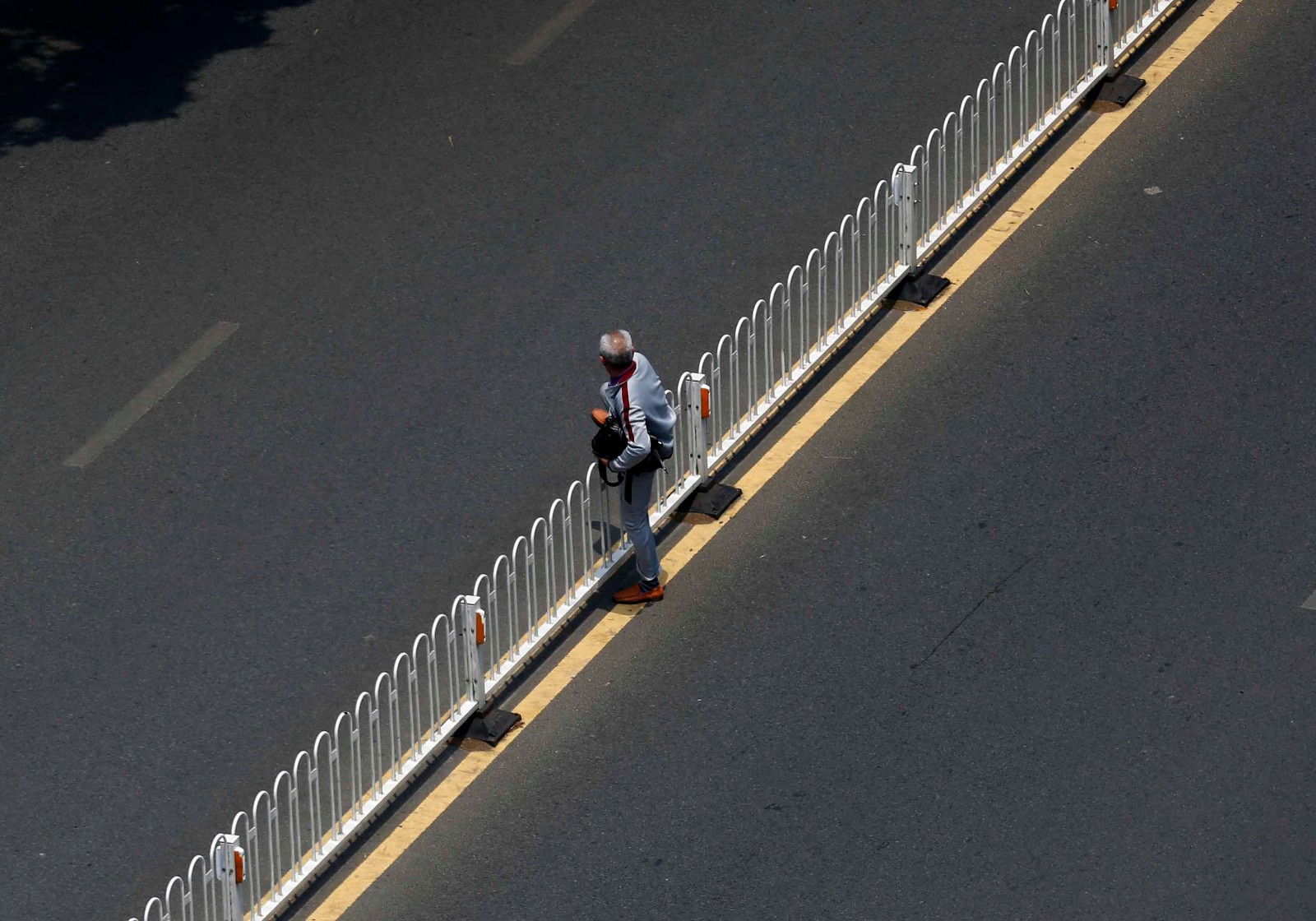 不愿多走100米,一小时20名市民涉险跨栏过马路