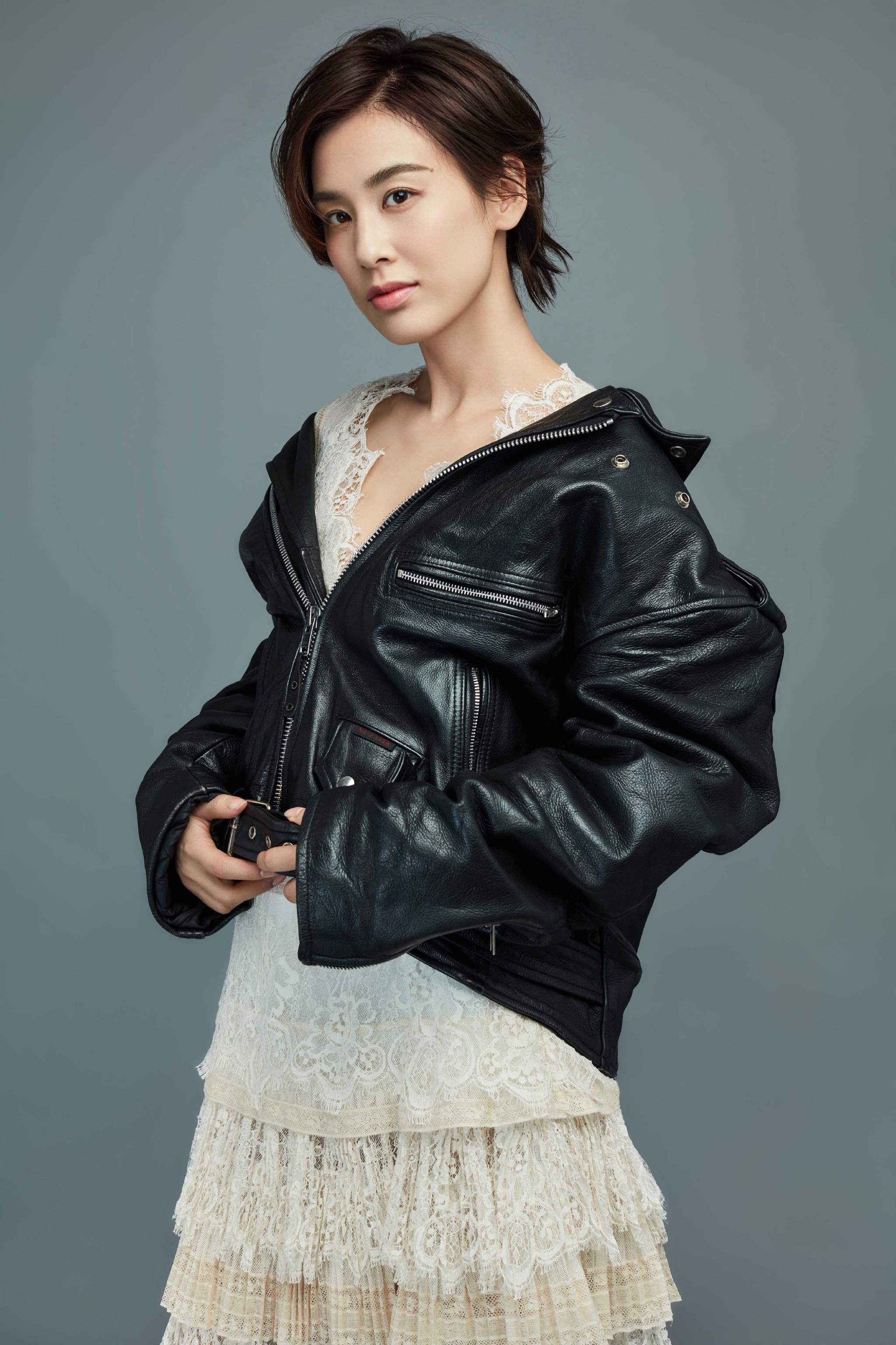 黄圣依一组写真大片,干练的短发造型配上黑色皮衣外套