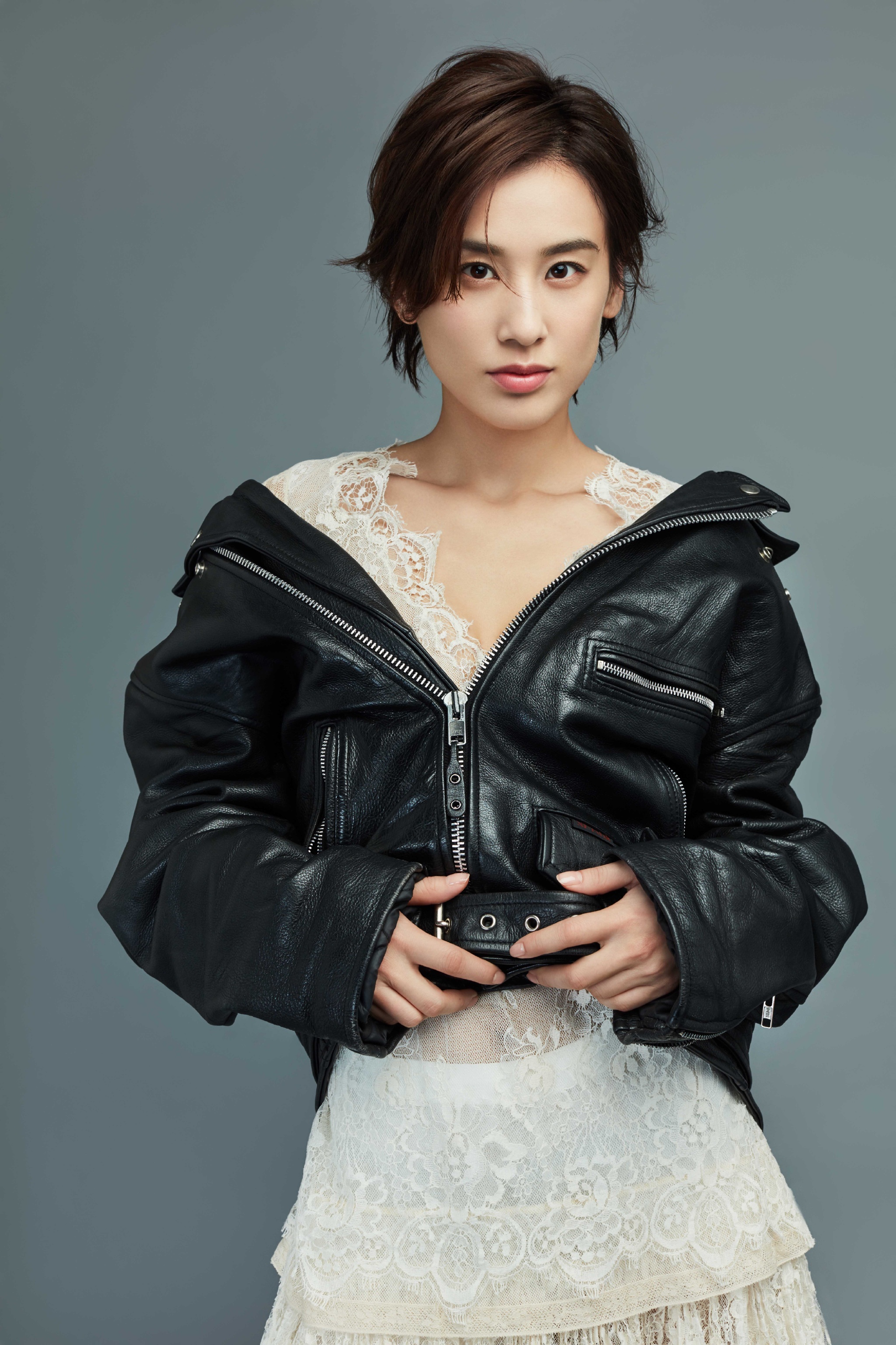 黄圣依一组写真大片,干练的短发造型配上黑色皮衣外套