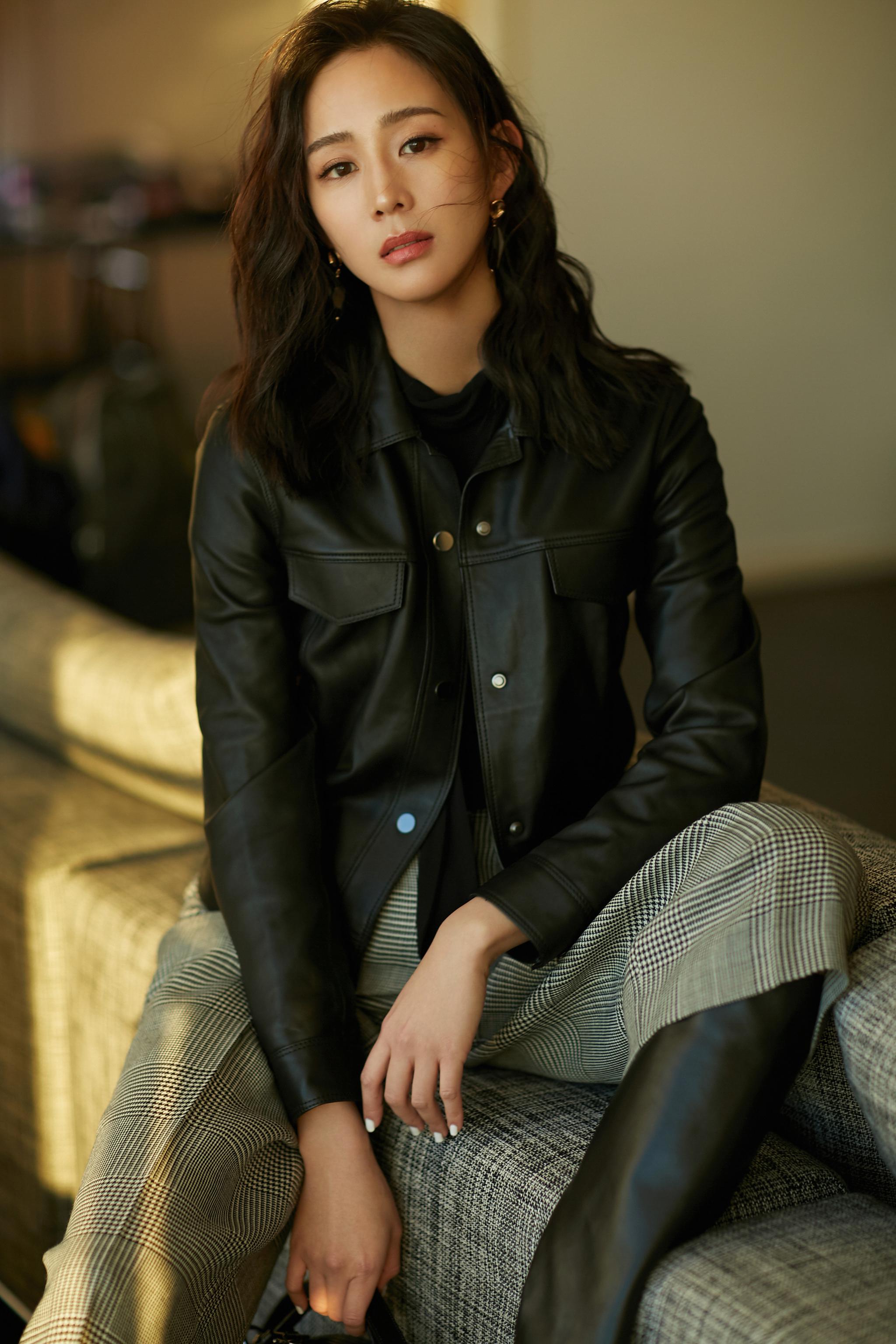 张钧甯皮衣长靴搭配格纹阔腿裤出席活动,中性慵懒变身帅气酷girl