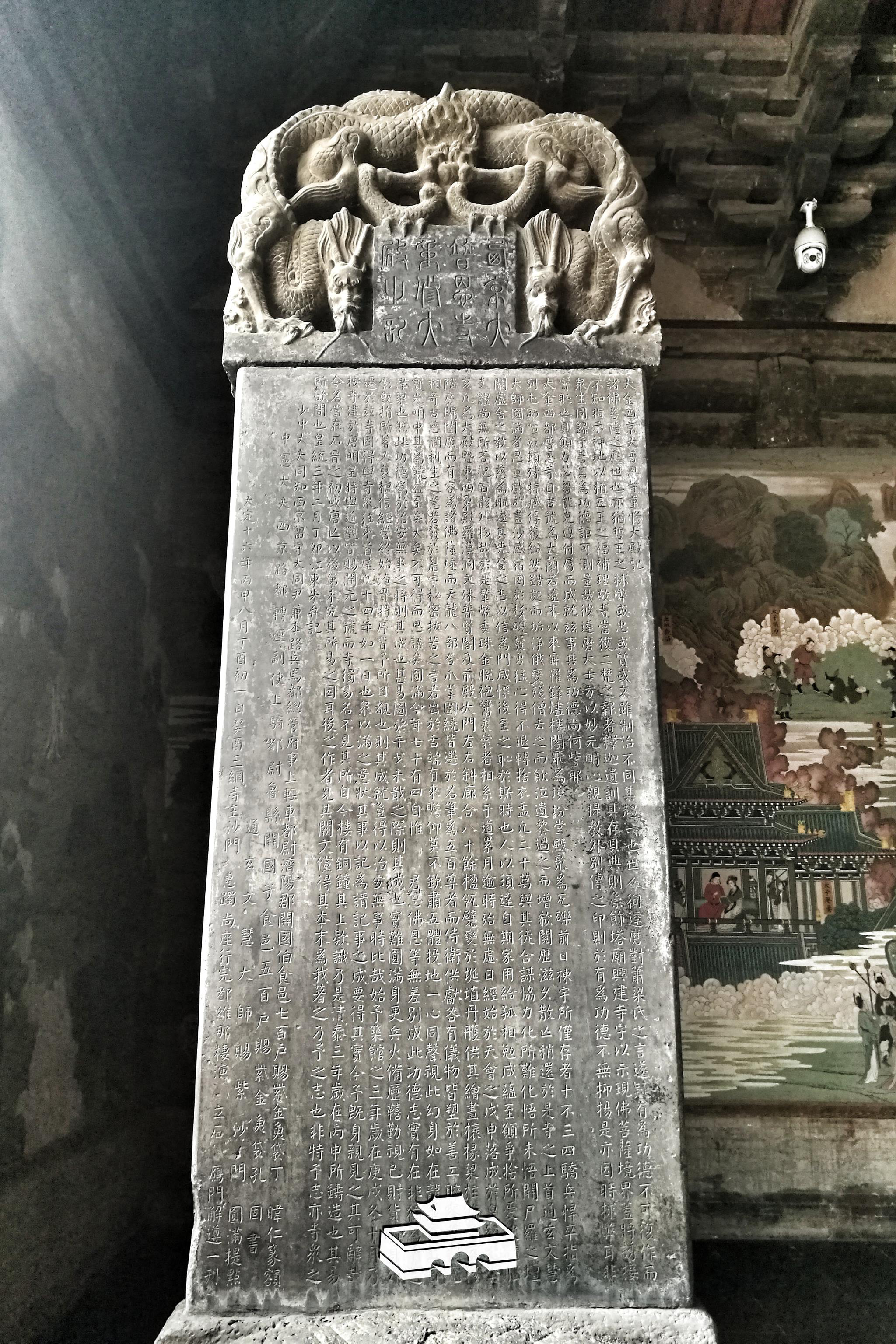 殿内存明塑华严三圣,中为释迦牟尼佛